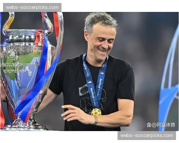 夺冠时刻：巴黎球员在更衣室内庆祝，恩里克被香槟浇透