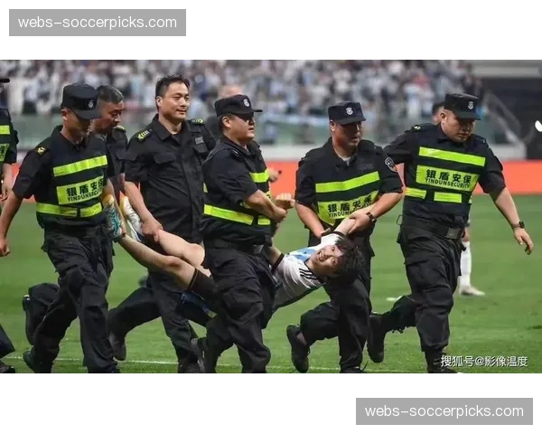 特写:比赛因球迷冲入场内中断五分钟,安保人员紧急处置 特写:比赛因球迷冲入场内中断五分钟,安保人员紧急处置