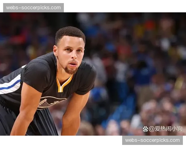 特写：斯蒂芬·库里命中第3500记三分球后的赛场瞬间