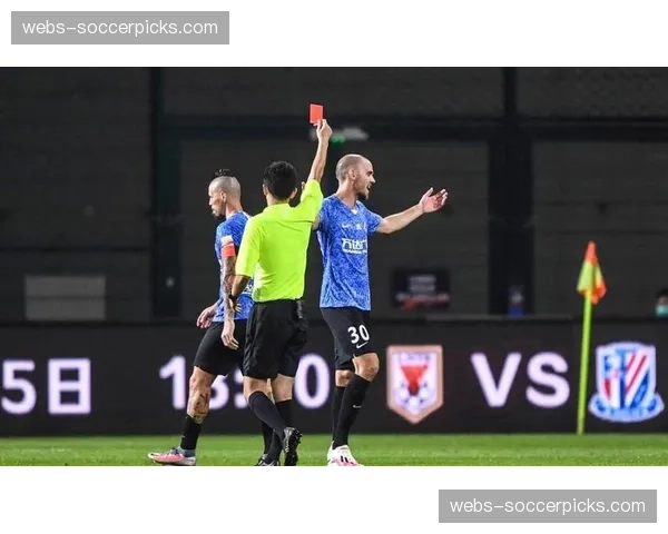 评论员指出：部分球队在防守任意球时的人墙布置存在明显漏洞